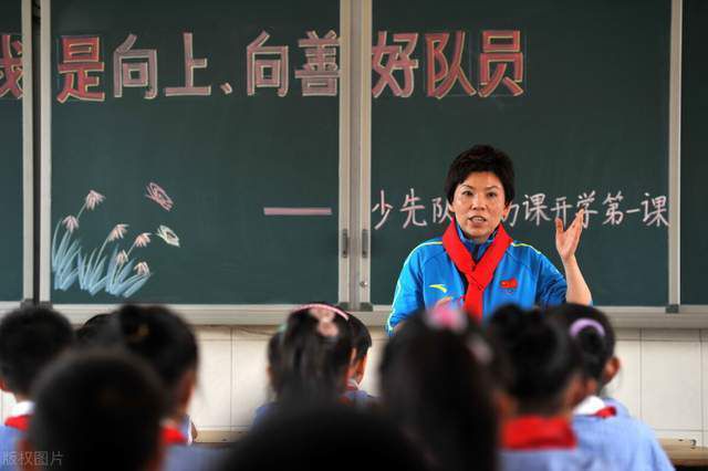 ”海报风格温馨治愈，为残酷现实平添一抹情感暖意